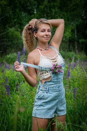 户外俄罗斯背带裤美女性感写真图片